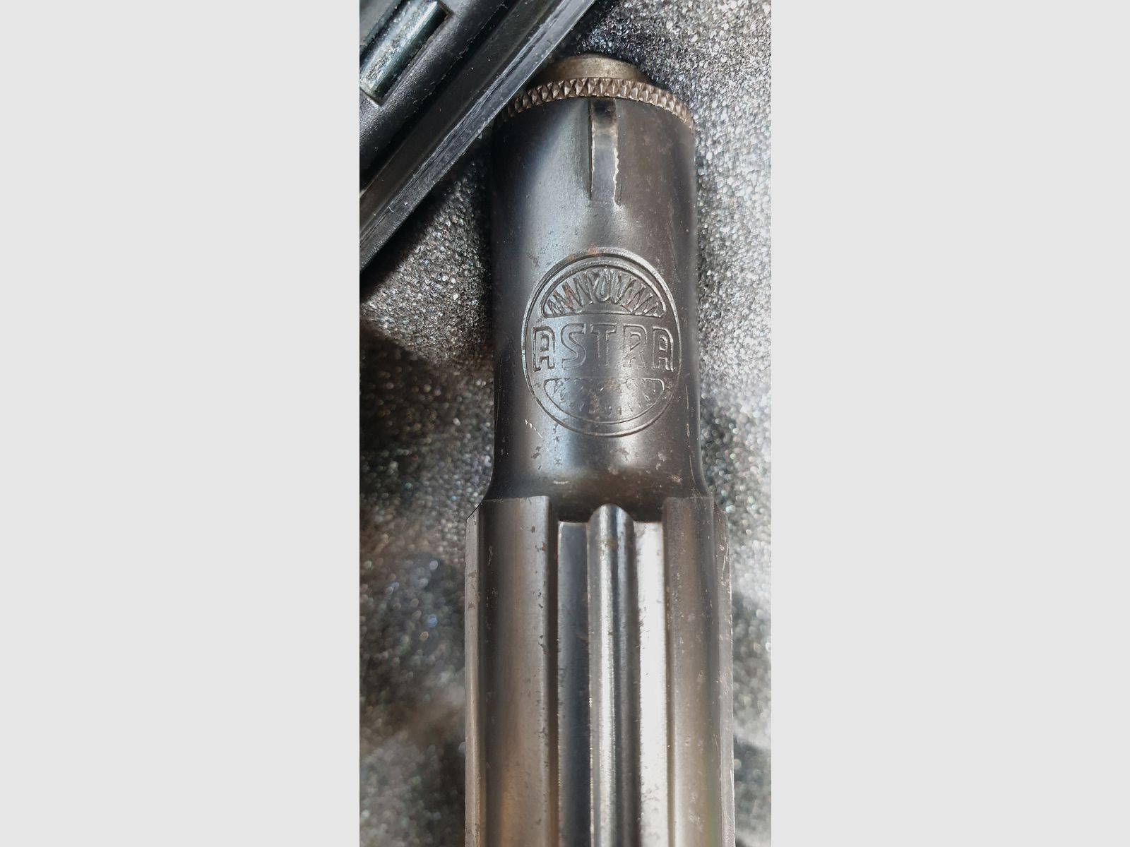 Historic pair of ASTRA 400 and 300 9mm pistols