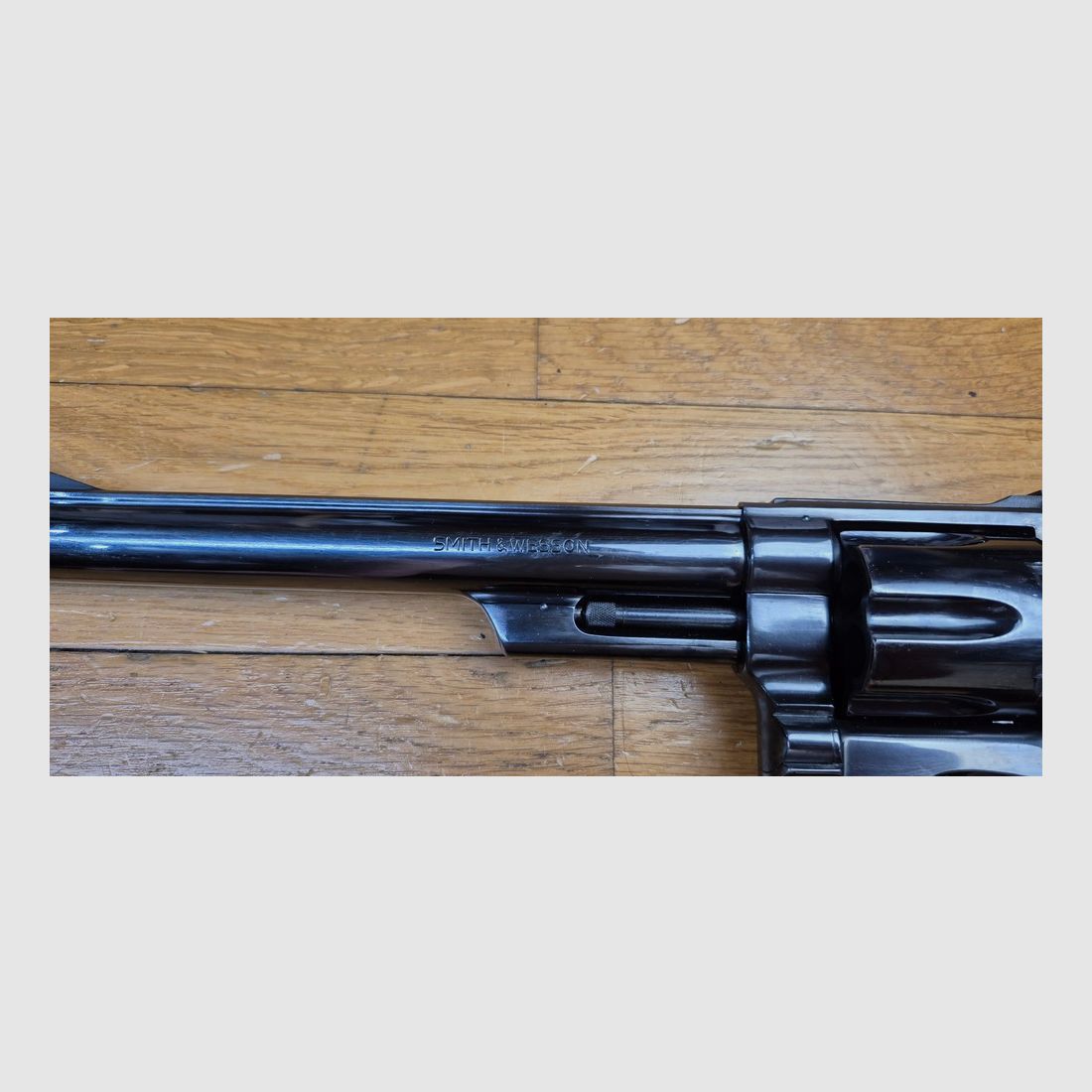 Ein weiterer! Bären-Terror! – Revolver Smith & Wesson M29-2 – Kal. .44Mag – Seltenes 8&prime; 3/8 Zoll Lauf – Der längste im Katalog! – Außergewöhnliche brünierte Oberfläche – Waffe von 1976 – Atemberaubende Mechanik und heute unauffindbar – Filmmythos ebenso wie Waffe! – TBE++!, Bild 27 von 29
