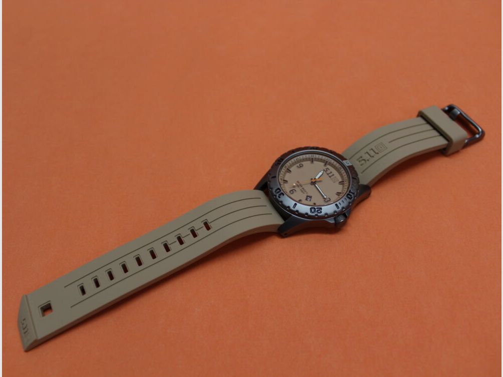 5.11 5.11 Guardsman Watch (50133EU) 120 Coyote Uhr mit Stahlgehäuse mit Silikonarmband