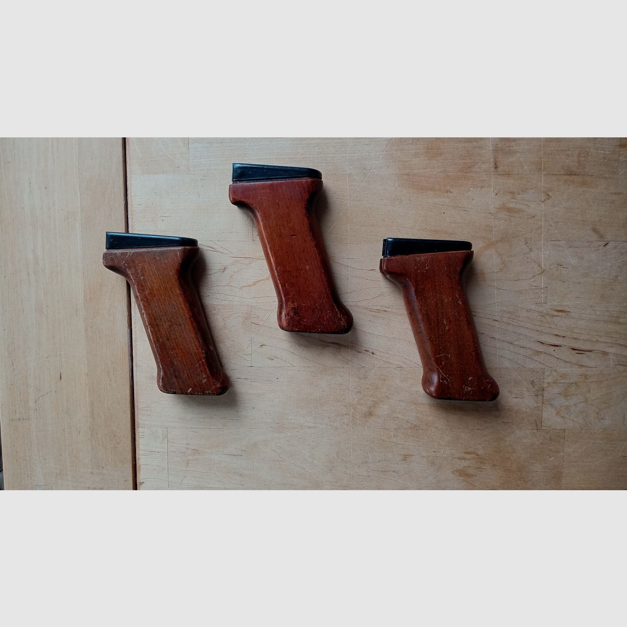 Original Ungarische AMD-63 Pistolengriffe aus Buchenholz inkl. Stahl Ferrule  // AMD 65 AK AKM Griff Buche Holz