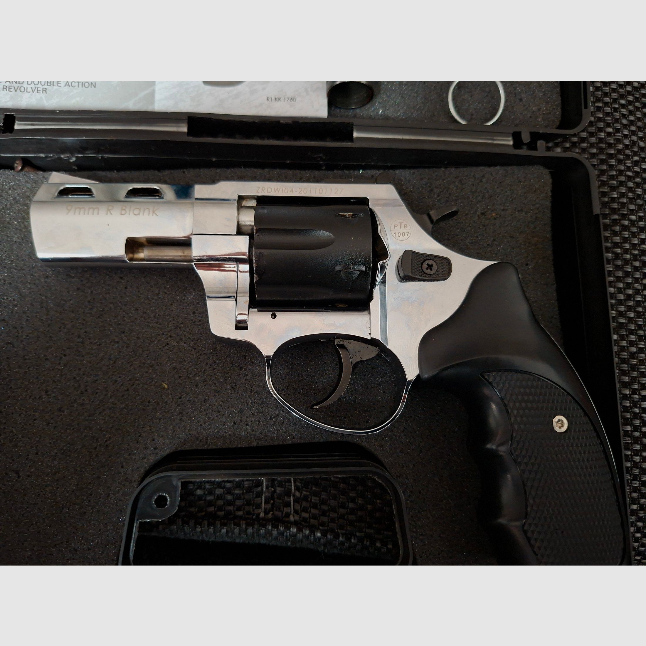 Zoraki R2 3 pulgadas PIEZA ÚNICA.Descripción Querida comunidad de eGun,  está a la venta un Zoraki R2 3" en calibre 9 mm R.K. en una excepcional versión Duo-Tone cromo/negro.  El revólver cuenta con el armazón y cañón cromados, así como un tambor negro y cachas negras. El tambor negro proviene originalmente de otro revólver y fue instalado en este ejemplar. Esto creó esta combinación Duo-Tone muy interesante y visualmente atractiva, que nunca estuvo disponible regularmente en el mercado libre y no corresponde a la versión de serie.  Otro punto visual destacado es el alza pintada de rojo, que le da al revólver un acento individual adicional.  El revólver ha sido disparado por mí muy poco y se encuentra en un estado muy bueno, casi como nuevo. Técnicamente, el revólver está completamente funcional.  Prueba de fuego: CB (2021)     Contenido del envío:  - Zoraki R2 3" – PTB 1007  - Maletín original  - Documentos originales  - Cepillo de limpieza  - Copa de disparo     Una buena oportunidad para coleccionistas y amantes de los revólveres Zoraki que buscan una versión Duo-Tone inusual.     ¡Por favor, presta atención a las condiciones en MyGun!    Homologación de serie para pistolas / revólveres PTB-Nr.:   1007 más información:  Descripción Querida comunidad de eGun,  está a la venta un Zoraki R2 3" en calibre 9 mm R.K. en una excepcional versión Duo-Tone cromo/negro.  El revólver cuenta con el armazón y cañón cromados, así como un tambor negro y cachas negras. El tambor negro proviene originalmente de otro revólver y fue instalado en este ejemplar. Esto creó esta combinación Duo-Tone muy interesante y visualmente atractiva, que nunca estuvo disponible regularmente en el mercado libre y no corresponde a la versión de serie.  Otro punto visual destacado es el alza pintada de rojo, que le da al revólver un acento individual adicional.  El revólver ha sido disparado por mí muy poco y se encuentra en un estado muy bueno, casi como nuevo. Técnicamente, el revólver está completamente funcional.  Prueba de fuego: CB (2021)     Contenido del envío:  - Zoraki R2 3" – PTB 1007  - Maletín original  - Documentos originales  - Cepillo de limpieza  - Copa de disparo     Una buena oportunidad para coleccionistas y amantes de los revólveres Zoraki que buscan una versión Duo-Tone inusual.     ¡Por favor, presta atención a las condiciones en MyGun!    Homologación de serie para pistolas / revólveres PTB-Nr.:   1007 más información: