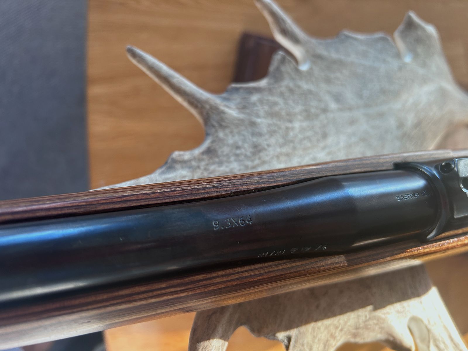 Kettner 98er 9,3x64 mit Schichtholz-Lochschaft und seitlicher Sicherung
