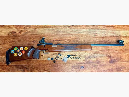 Anschütz Match-KK .22 l.r. – rifle deportivo con diopter, túnel de punto de mira y set de accesorios