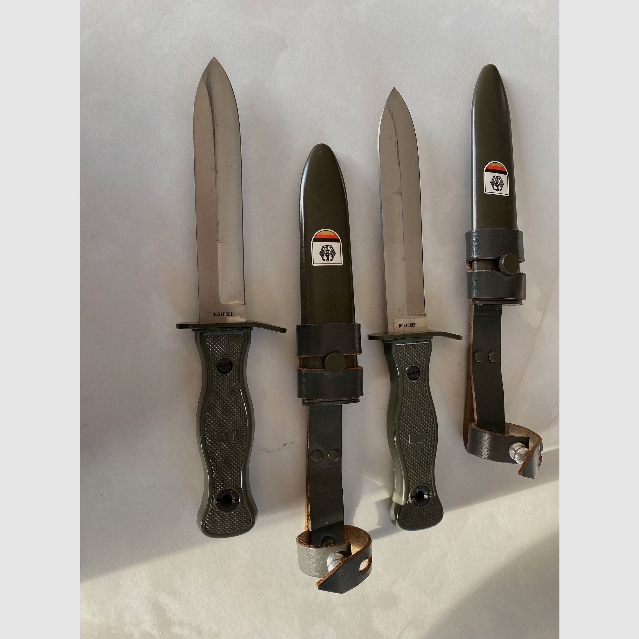 2x Bundeswehr Feldmesser / Kampfmesser – rostfrei – inkl. 2 Kunststoffscheiden