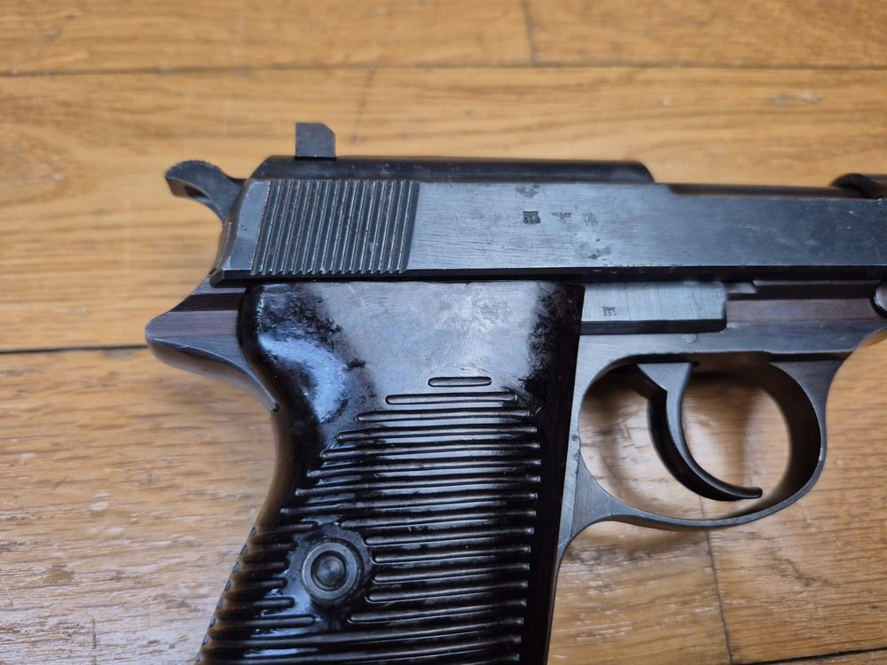 Sehr schöner Walther P38 Pistol – Walther-Fertigung von Dezember 1941 – Originalbrünierung zu 99% – Makellose Mechanik – Wunderschöner Spiegel-Lauf – 100% Originalteile – Monomatrikulation außer Magazin – Ausgezeichneter Zustand – TBE+, Bild 18 von 22