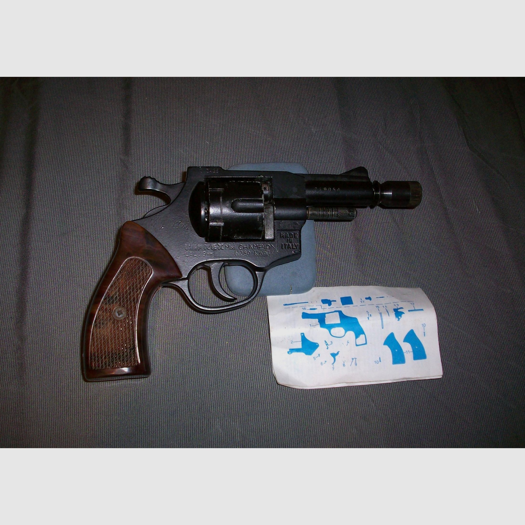 UMAREX - Mod. Champion gas revolver cal. 9 mm + accessories !