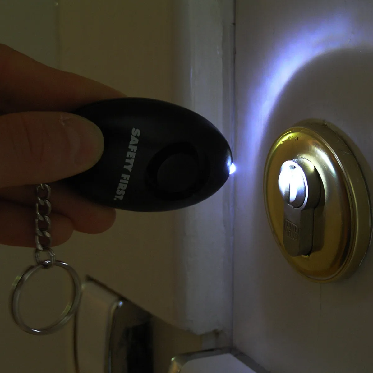 Zwart persoonlijk alarm – incl. ledlampje en draagkoord, afbeelding 2 van 3