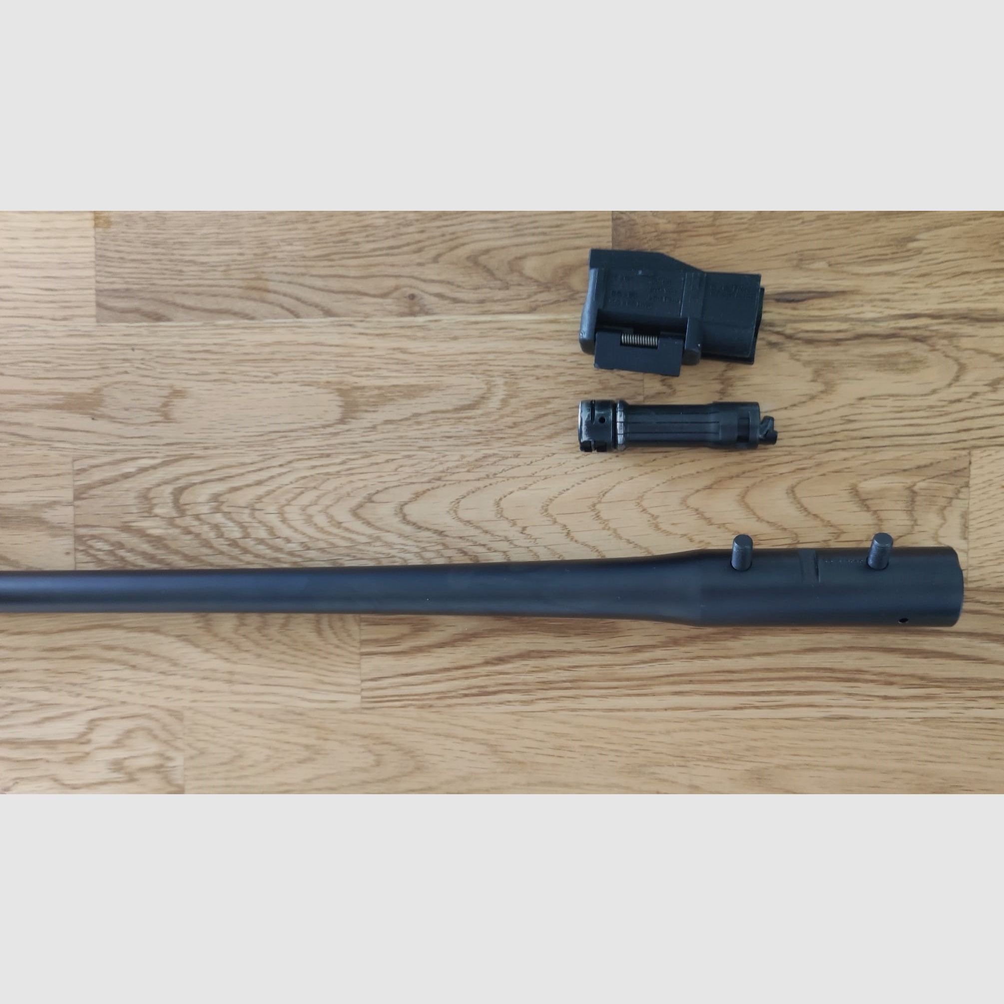 Blaser R93  Wechsellauf Kaliber 30-06 mit Mündungsgewinde M15x1, Verschlusskopf und Magazin.