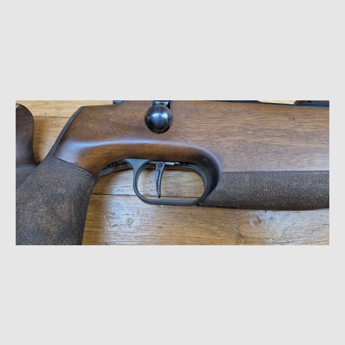 Splendide Carabine de Précision Anschütz Modèle MATCH 54 Version1407 – Cal. 22LR – Rare Modèle à canon X – Arme de 1978 – Percuteur lancé et détente réglable modèle 54 – Canon neuf avec de superbes rayures – Bronzage à 100% sans oxydation – Beaux bois – Arme quasi neuve – TBE++/TBE+++, image 7 sur 37