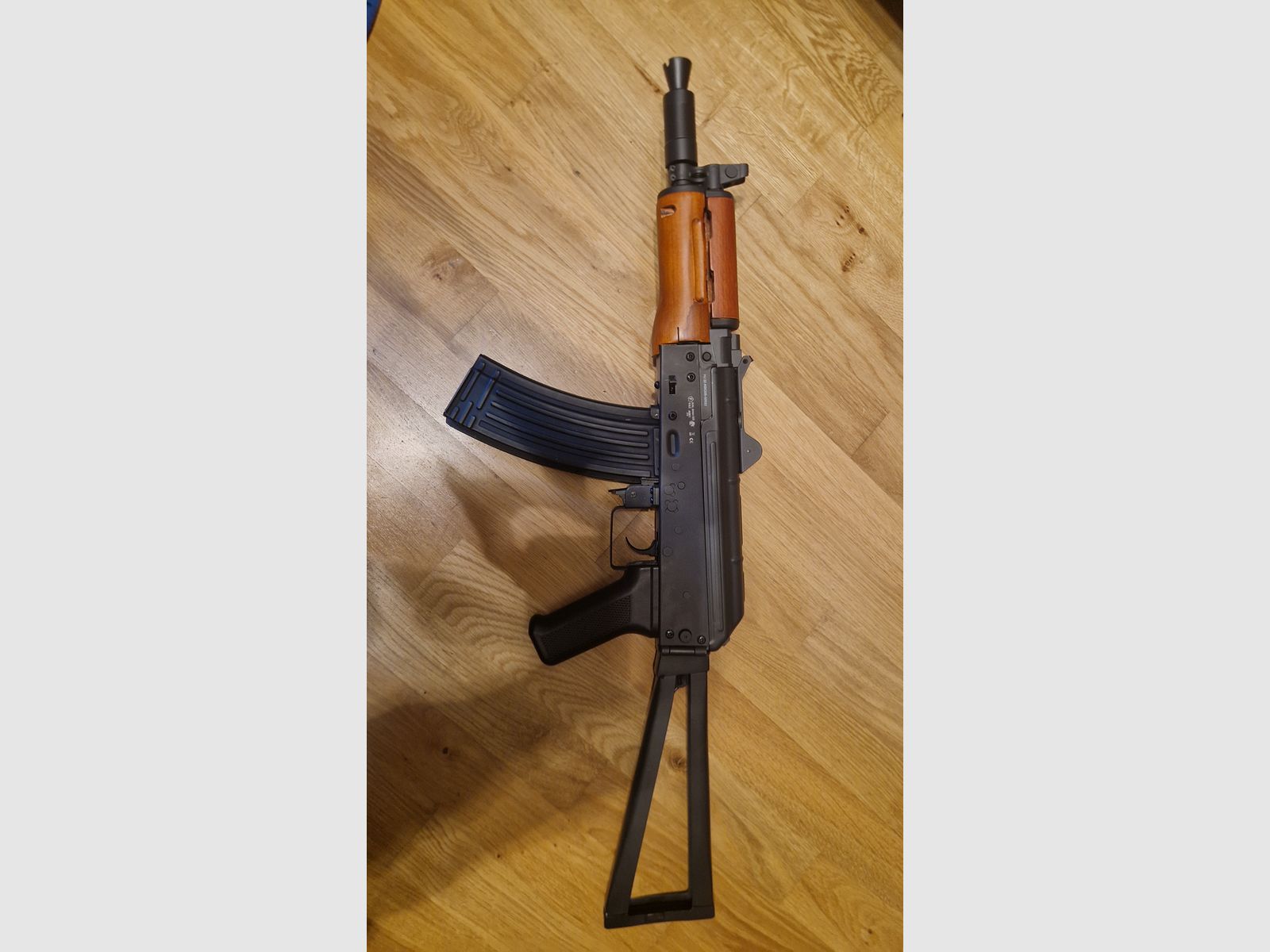 APS AKS-74U Vollmetall Echtholz BlowBack S-AEG 6mm BB schwarz