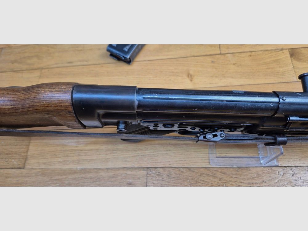 Hermoso Sturmgewehr 44 – MP43 / MP44 / Stg44 – Arma Erma de 1945 – 1er fusil de asalto de la historia – No monomatriculado pero 100% de la 2ª GM – No restaurado DDR / Yugoslavia – 2 cargadores originales de 30 disparos – Arma rara y mítica en excelente estado – TBE+ – Categoría A2 – Exportación EXCLUSIVAMENTE, imagen 20 de 39