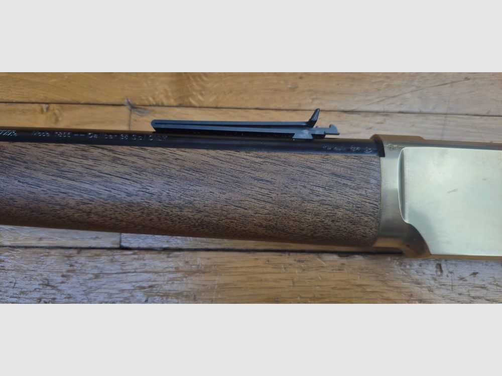 Superbe et rare carabine Winchester modèle 1866 – Une « Yellow Boy » dans une peu courante fabrication Miroku au Japon – Rare cal.38 SP/38 spécial – Boitier bronze/laiton comme les originaux – 10 coups – Mécanique et bois à l&rsquo;état de neuf ou quasi neuf – Arme en fabrication moderne d&rsquo;exception et pièce rare – TBE+++, image 41 sur 51