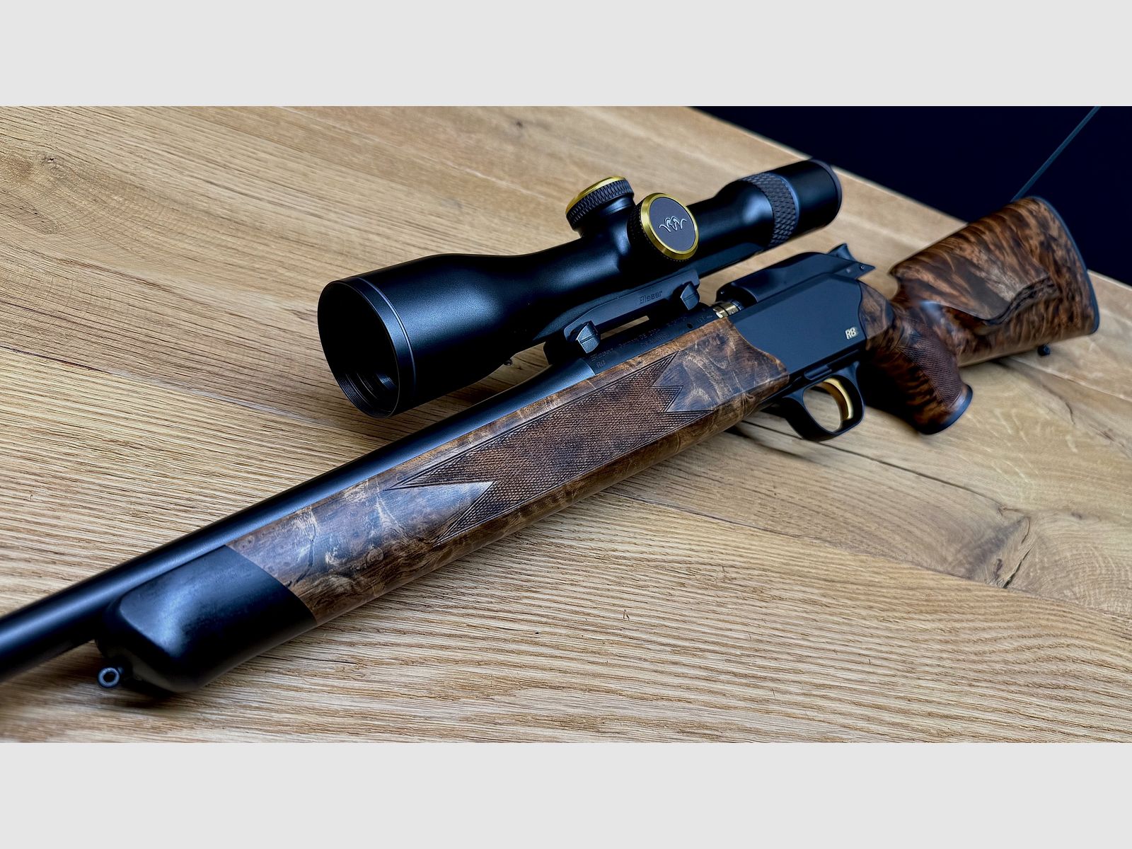 Blaser R8 Custom Schaftholz HK 9-10 / inkl. Blaser B1 2,8-20x50 Custom / mit vielen Goldelementen / TRAUMWAFFE