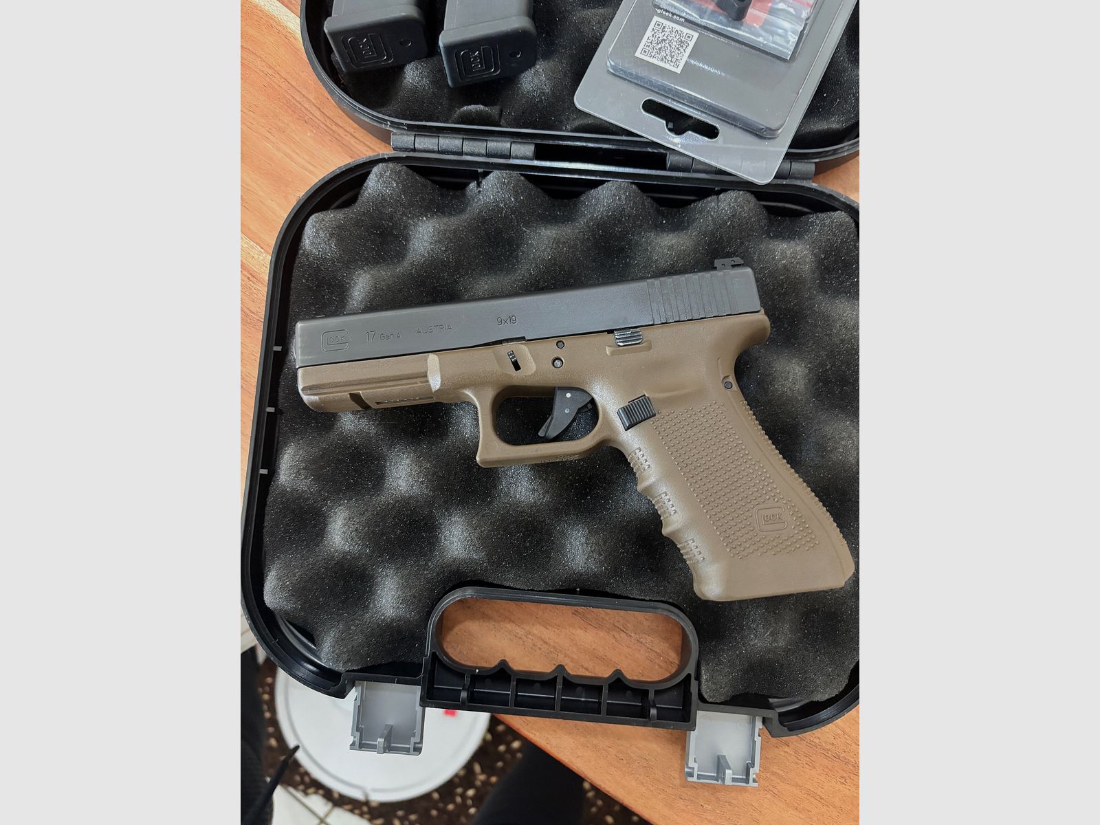 Glock 17 Gen 4 special model two-tone