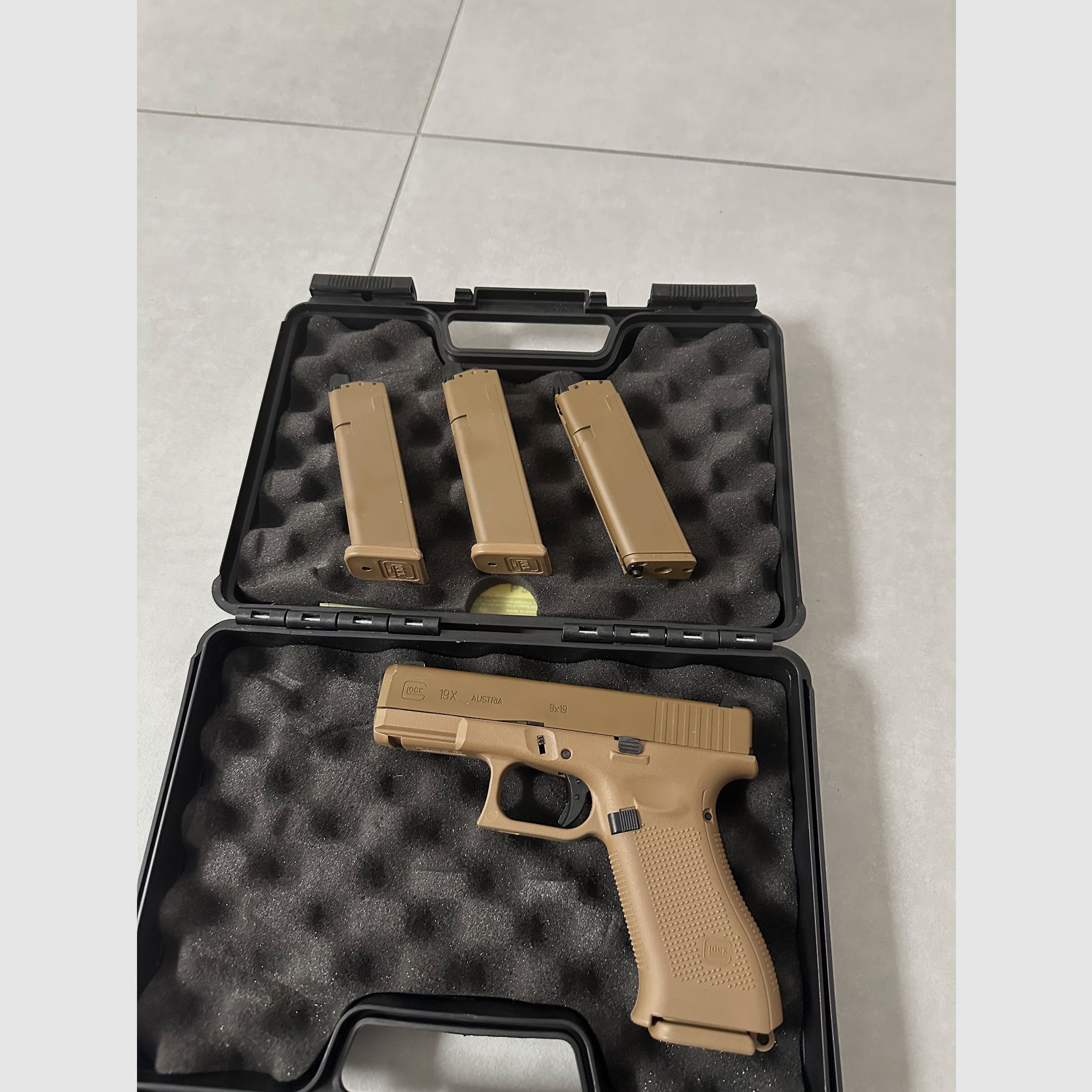 Glock vfc 19x gbb with 3 extra magazines