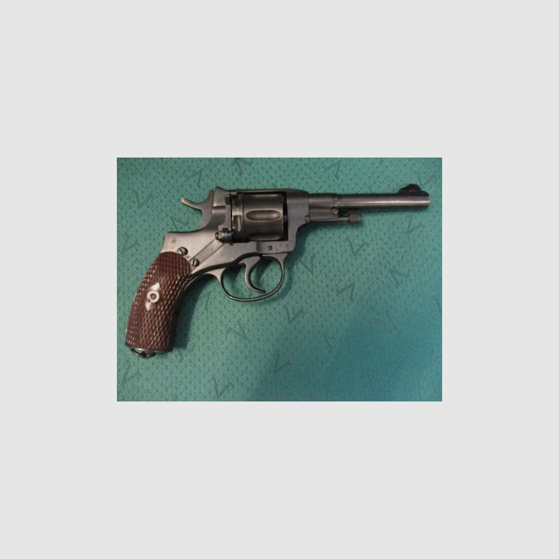 Revolver Nagant Baujahr 1944, Lauf spiegelblank, mit Holster und Fangriemen