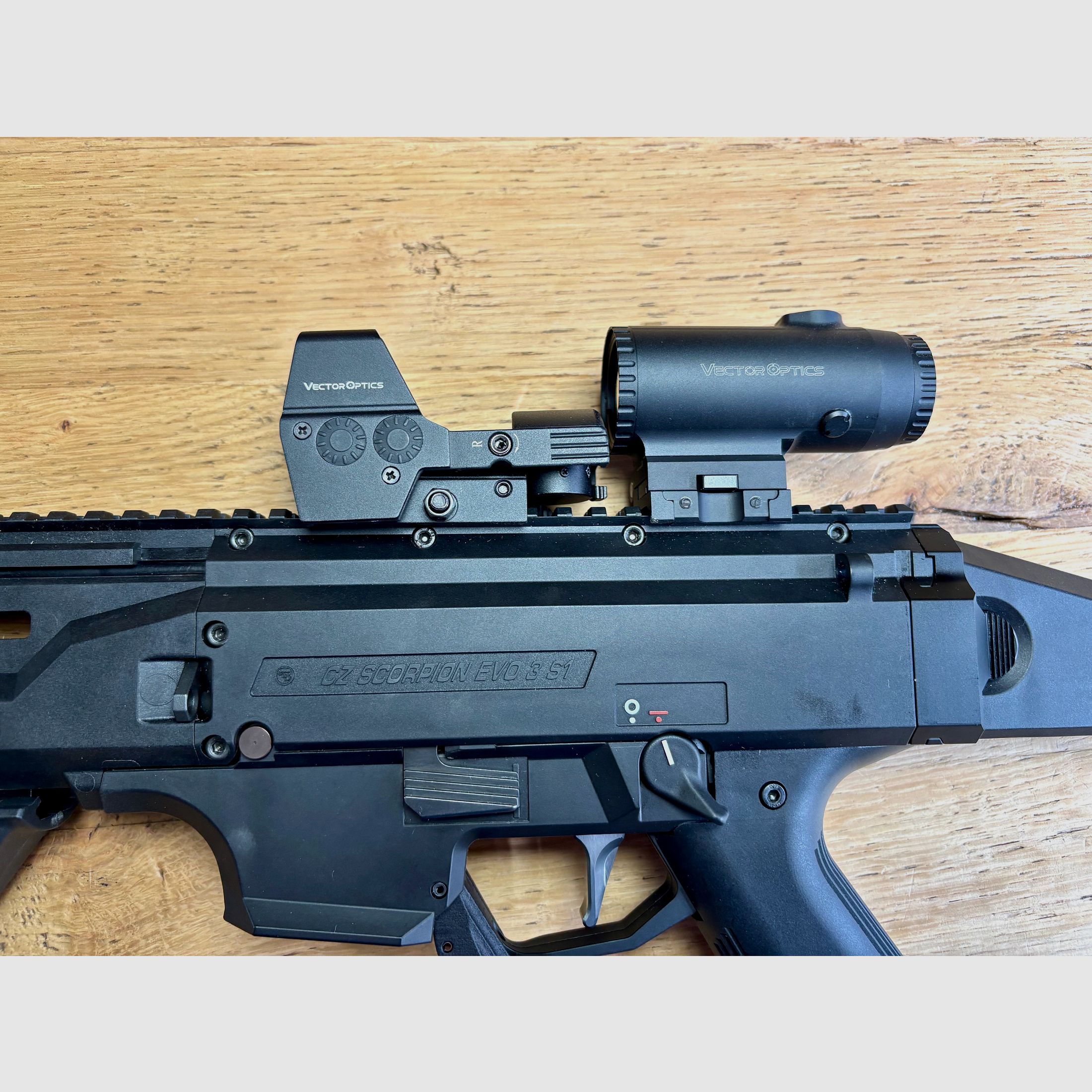 Selbstladebüchse CZ Scorpion Evo 3 S1 Carbine Sportabzug, Schubschaft klappbar,  Kompensator – Kaliber 9 mm Luger inkl. Red Dot u 5fach Magnifier