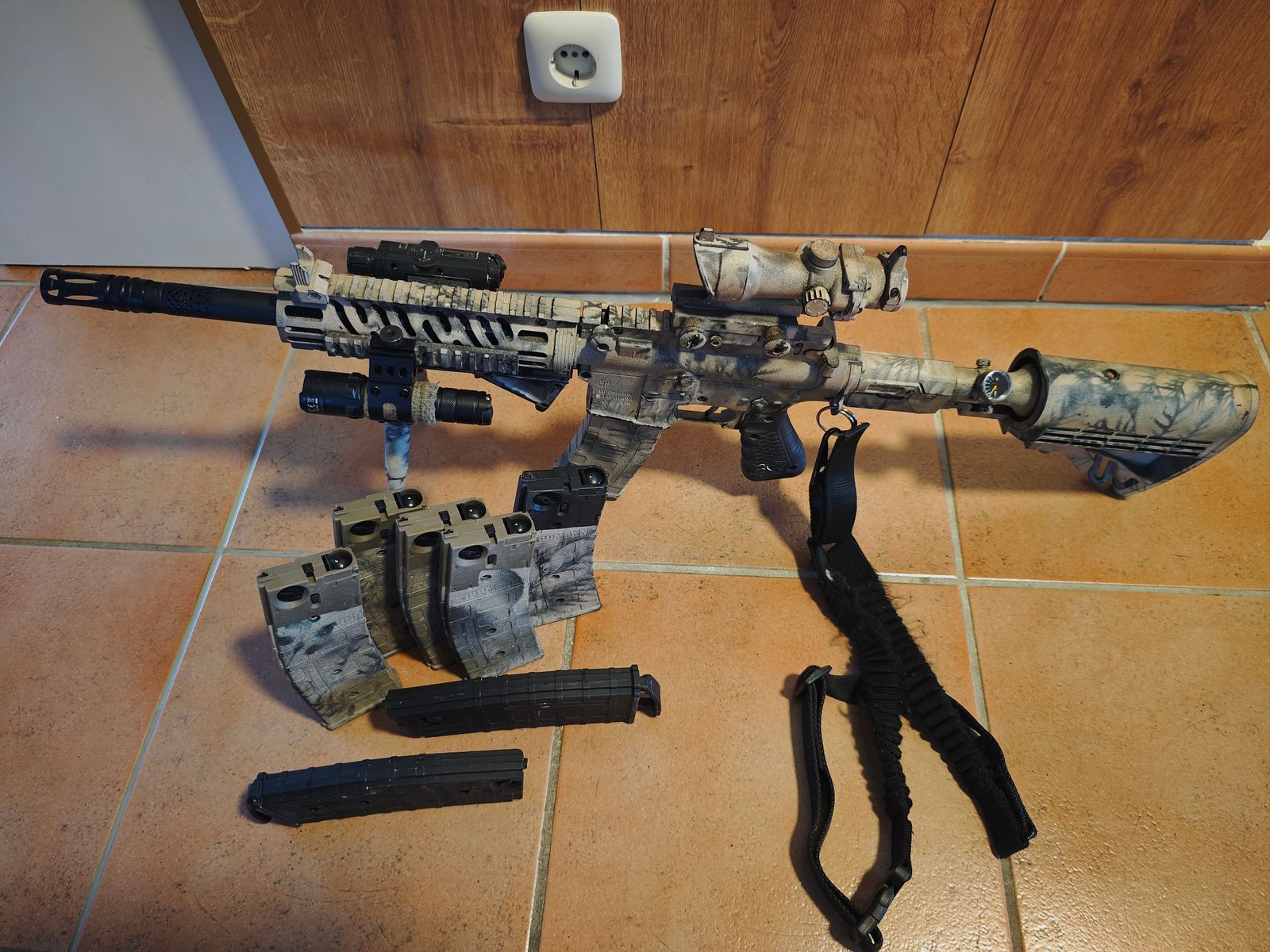 Tippmann TMC  Camo mit 8 Magazinen und Zubehör 