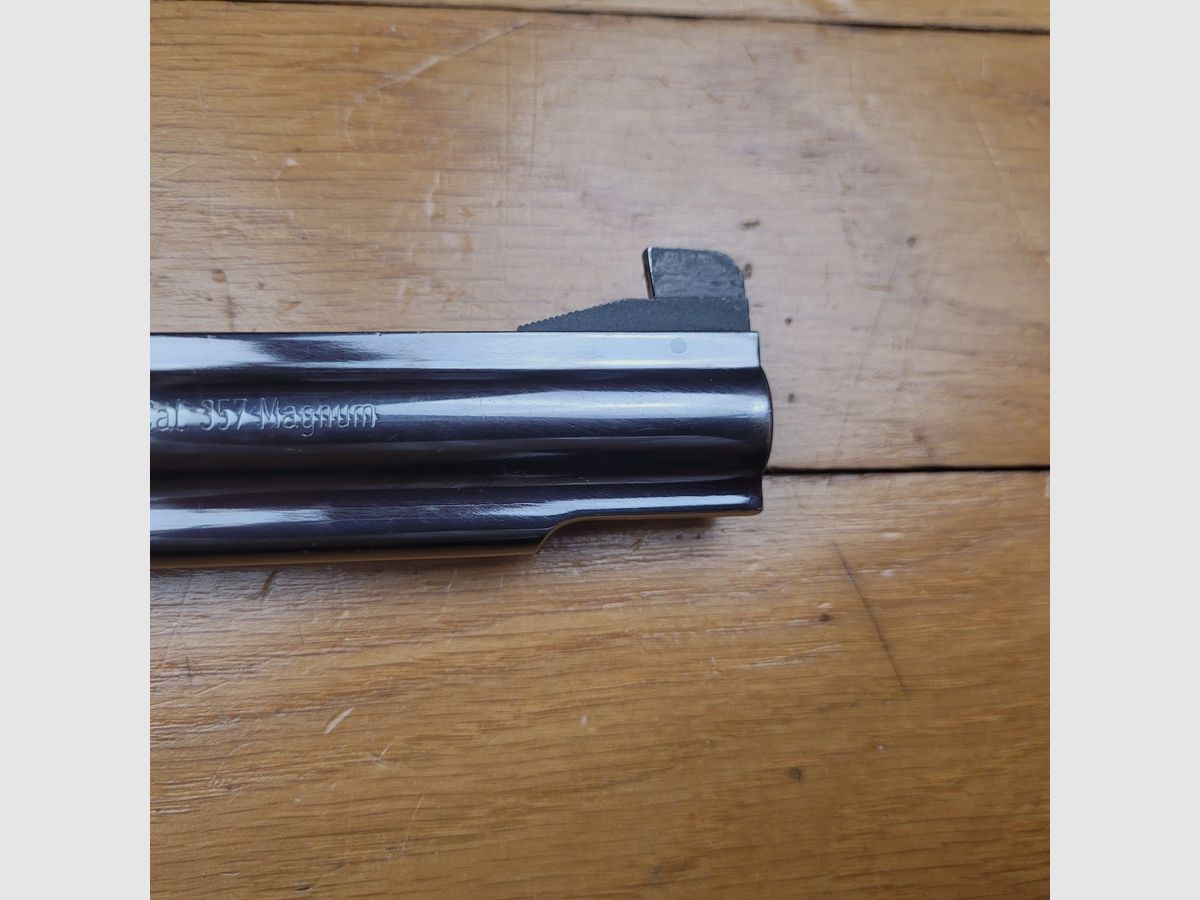 Wunderschöner Revolver MR 73 Sport – .357 Mag – einer der ersten – Manurhin-Fertigung vor 1980 – 6 Zoll – Trausch-Griff – Partridge-Korn und überdimensionierte Visierung – Mechanischer und ästhetischer Zustand top – TBE+, Bild 8 von 22