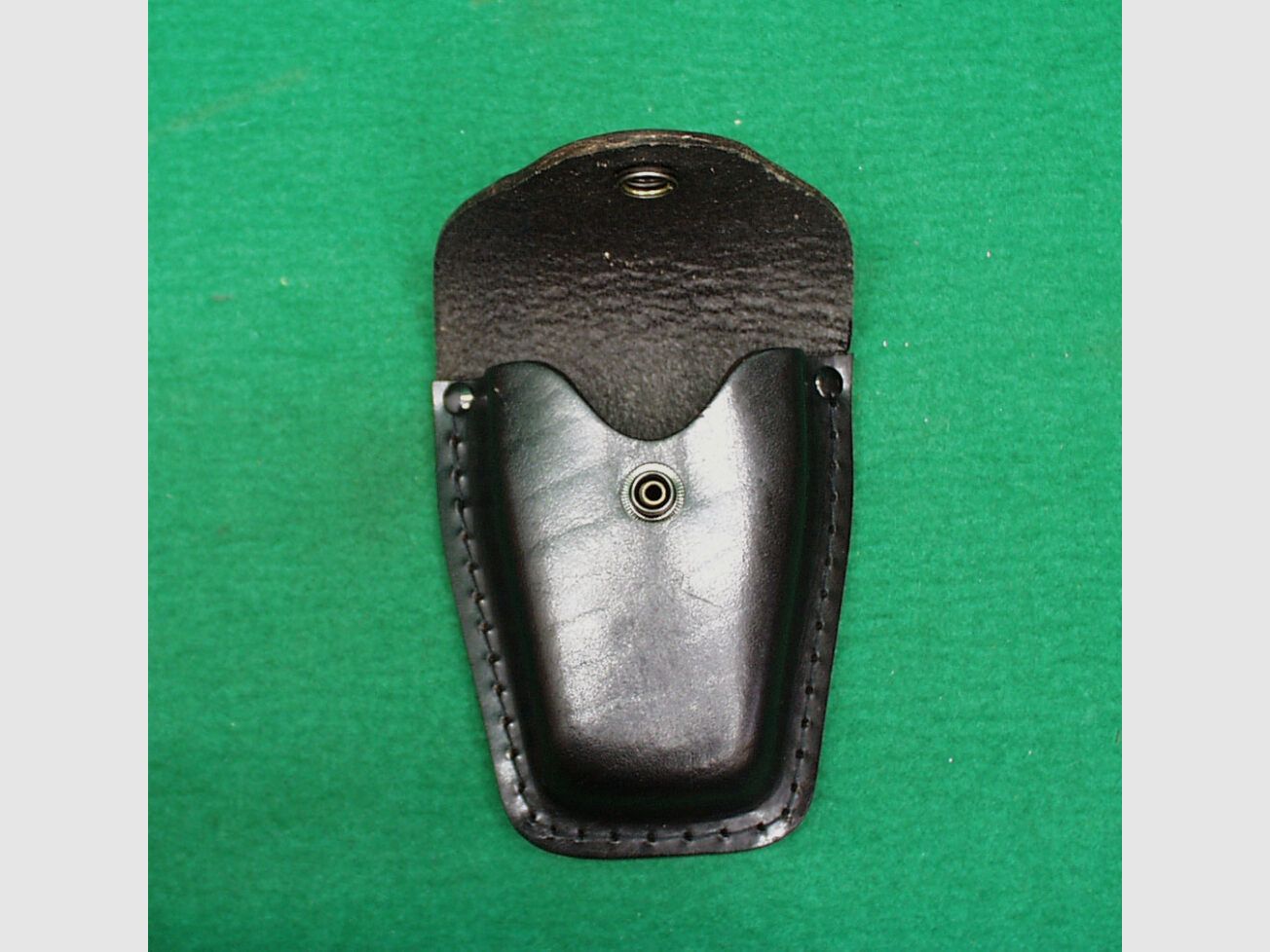 Unknown handcuff case, leather pouch
