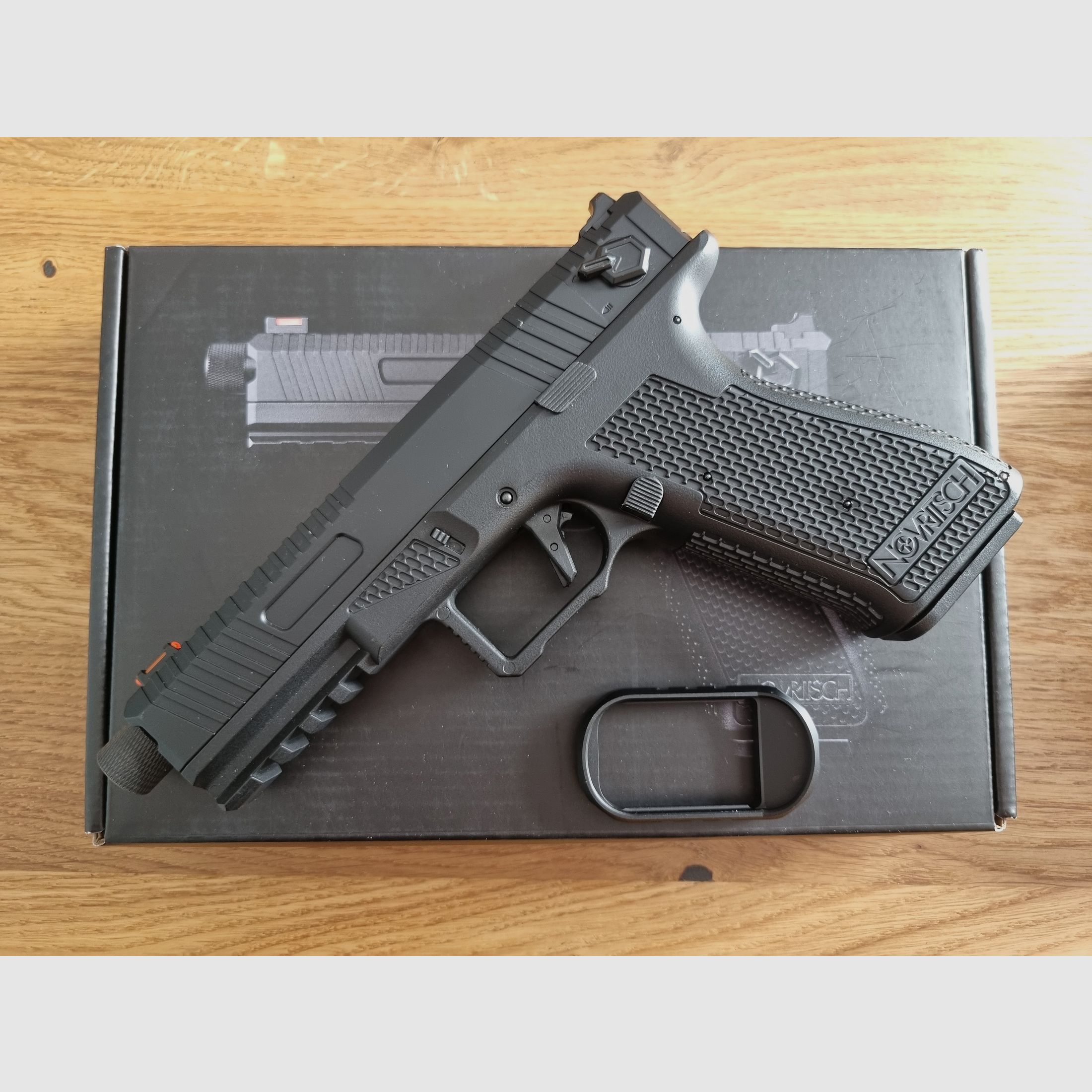 Airsoft AEP Novritsch SSE18 schwarz mit Magazintrichter