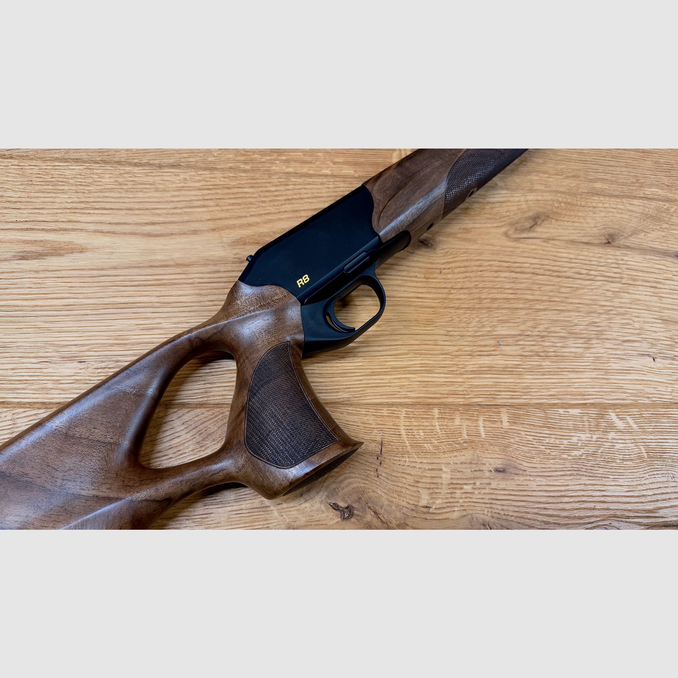 Blaser R8 Success Schäftung / Holzklasse 4 / R8 Logo in Gelb / top Holz absolute Gelegenheit