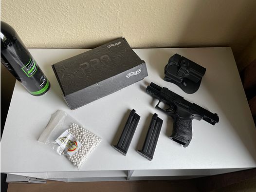 Walther PPQ Airsoft mit zwei Magazinen und Holster