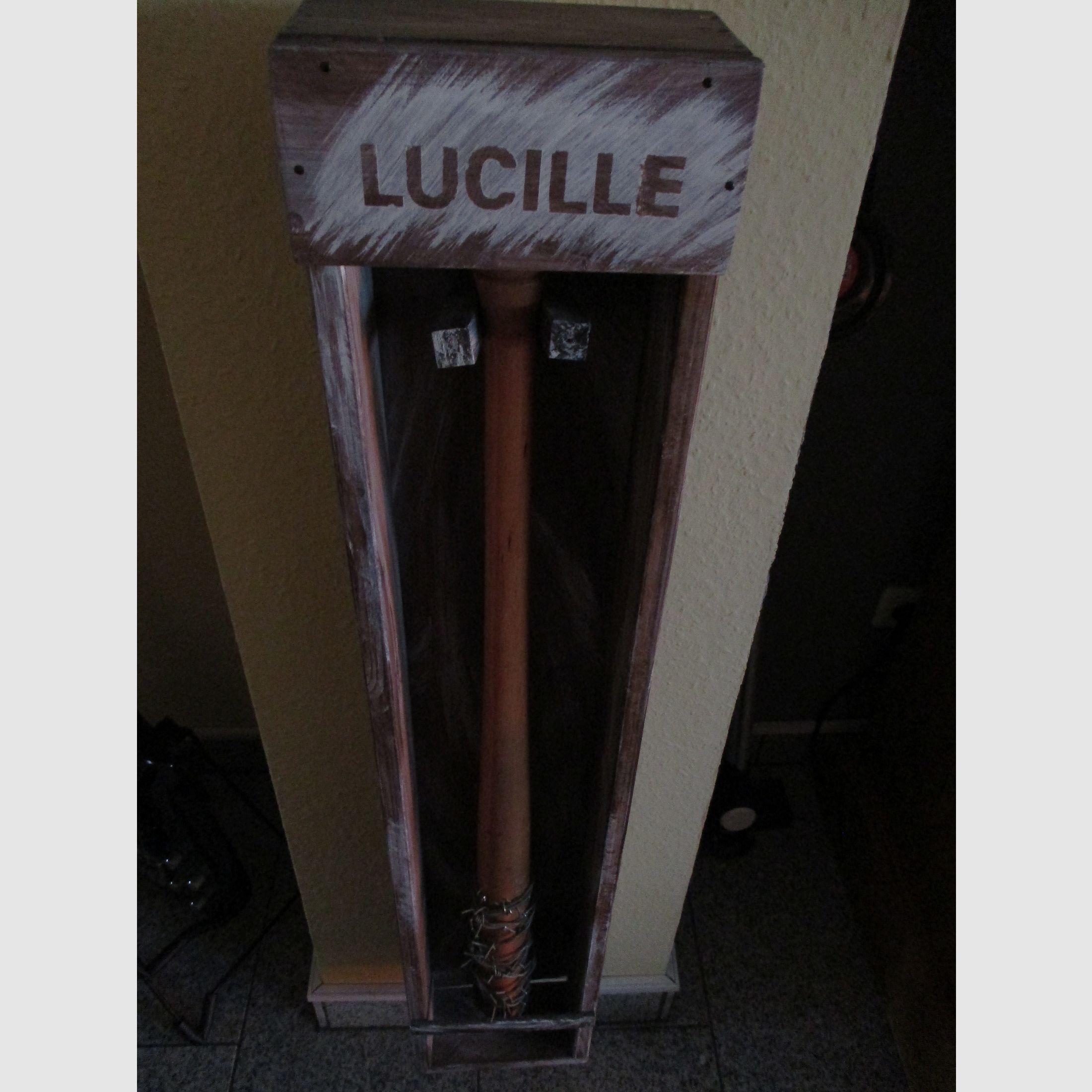 The Walking Dead Negan Baseball Schläger Lucille in Haltebox