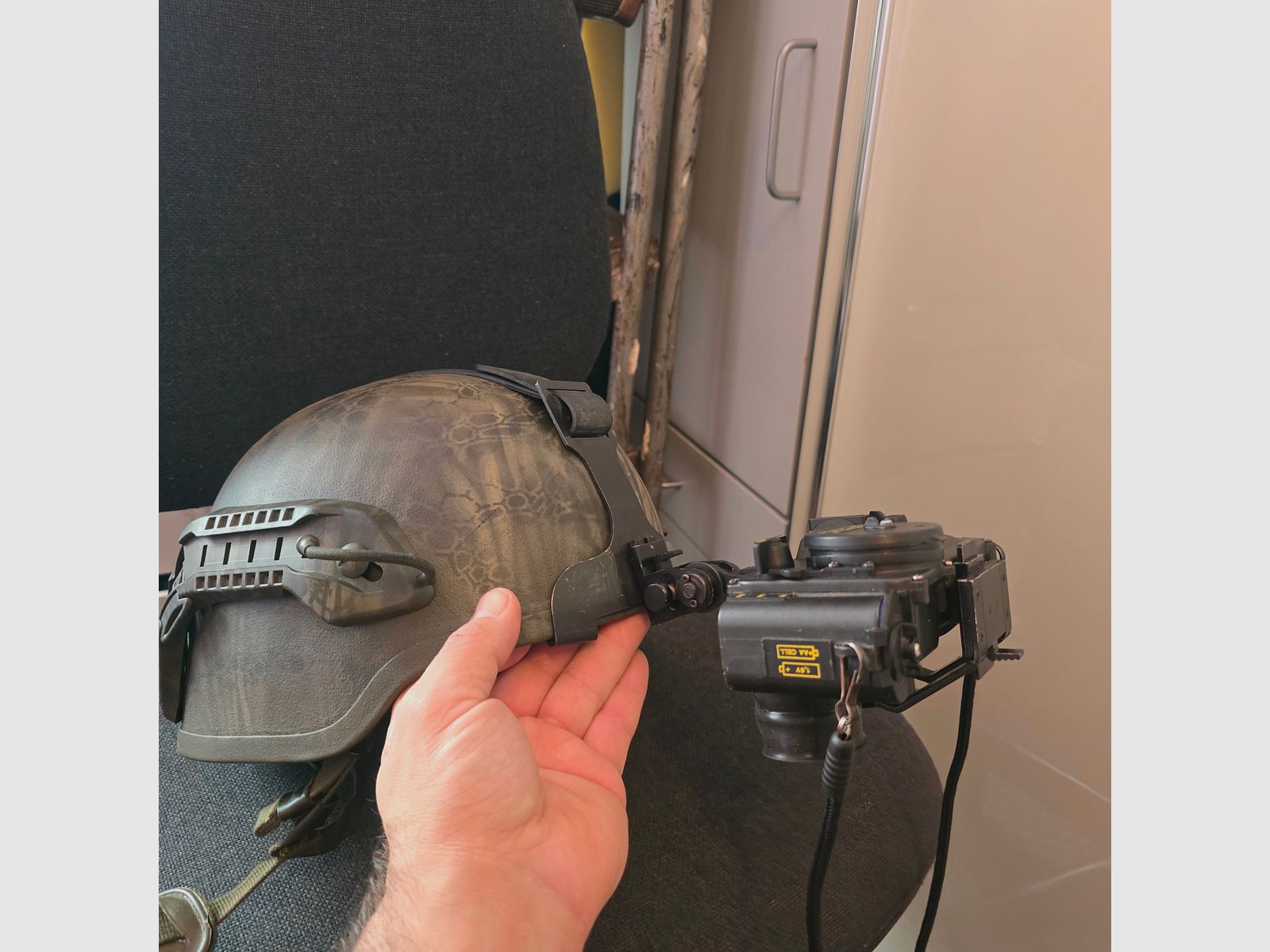 Nachtzichtapparaat restlichtversterker met helmbevestiging en draagkap, dus om te dragen zonder helm