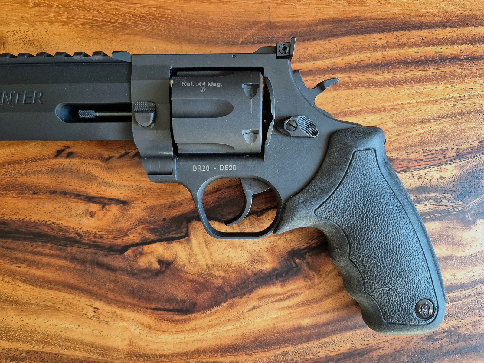 Taurus Raging Hunter 8 3/8" .44 Mag. inclu. 3x HKS Speedloader – État comme neuf