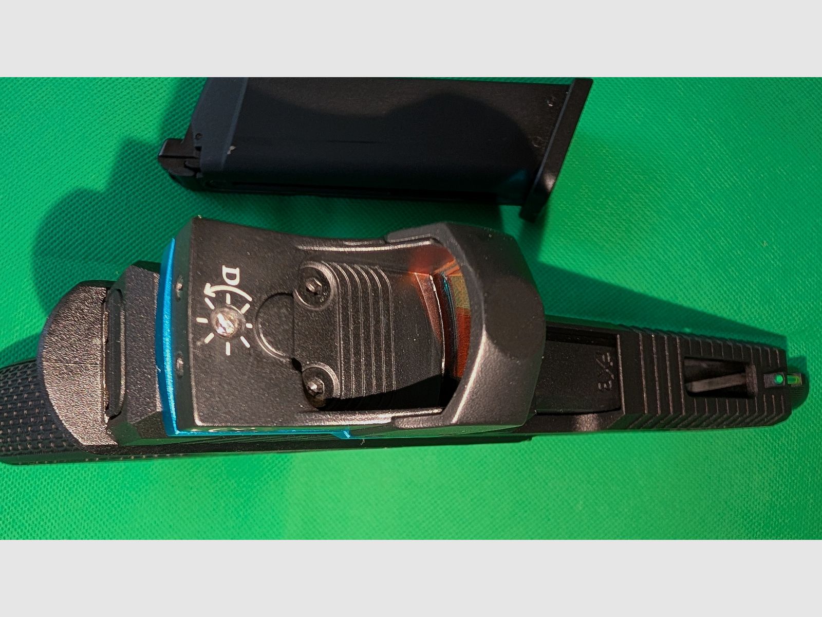 Novritsch SSP18 GBB 6mm BB mit Novritsch Reddot, Airsoft Pistole, Greengas