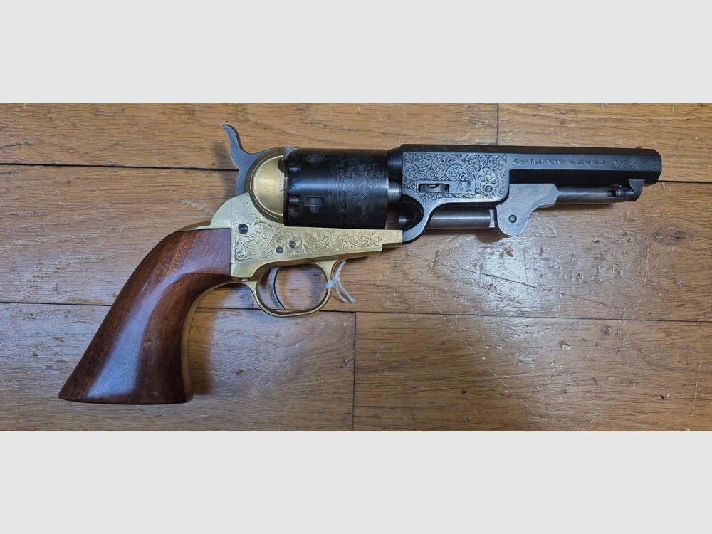 Schöner Schwarzpulverrevolver Colt 1851 von Pietta — Modell „Navy Yank“ — Kal. 36 — Luxusversion — Gehäuse und Lauf graviert — 100% schwarze Brünierung — Perfekte Mechanik — Waffe gestempelt BF (1995) — Ausgezeichneter Zustand — TBE+, Bild 18 von 23