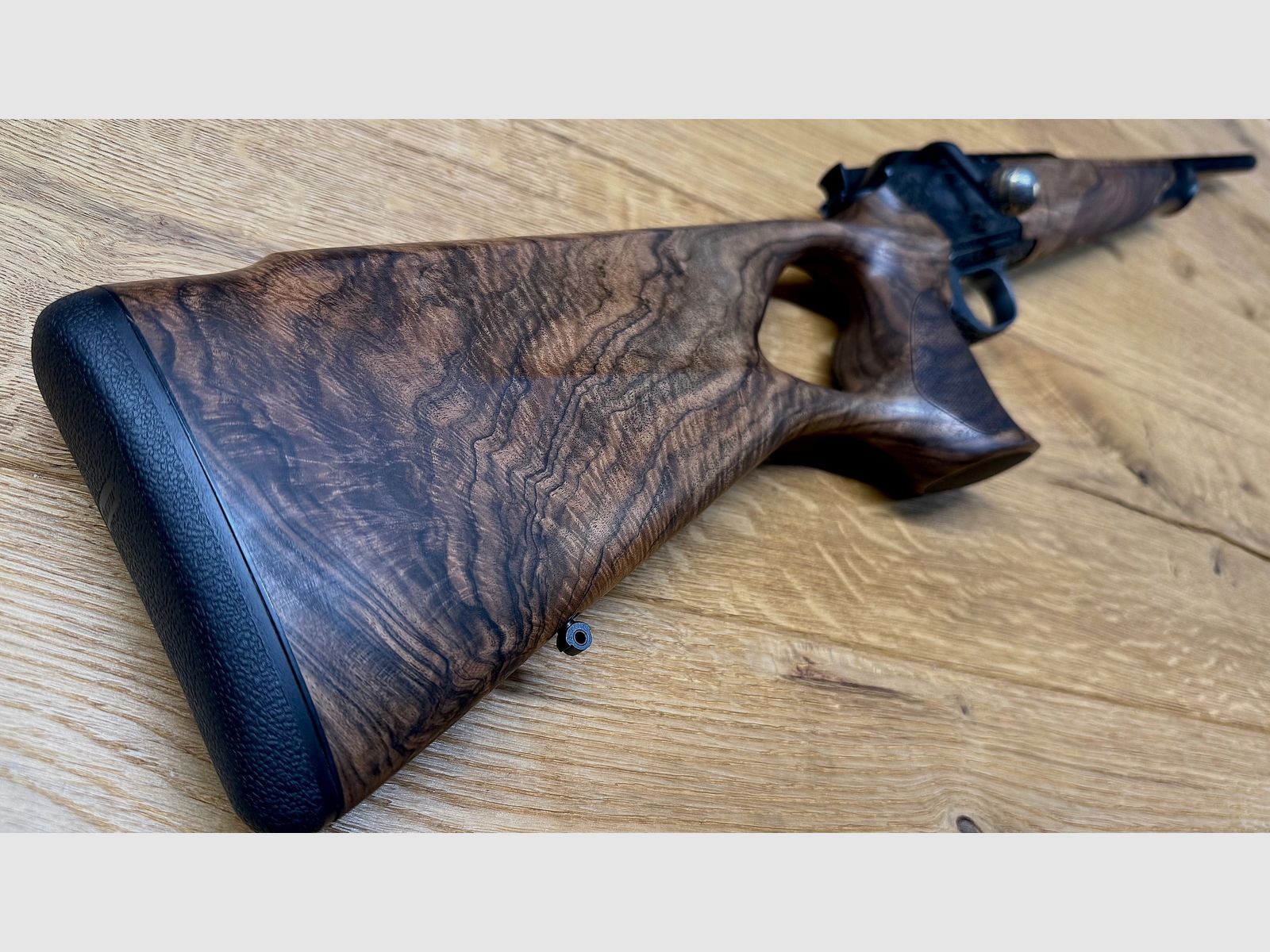 Blaser R8 Grand Luxe Success / Holzklasse 6 / Seidenmattes Finish / Goldener Abzug / Systemkasten + Magazineinheit graviert / TRAUMWAFFE
