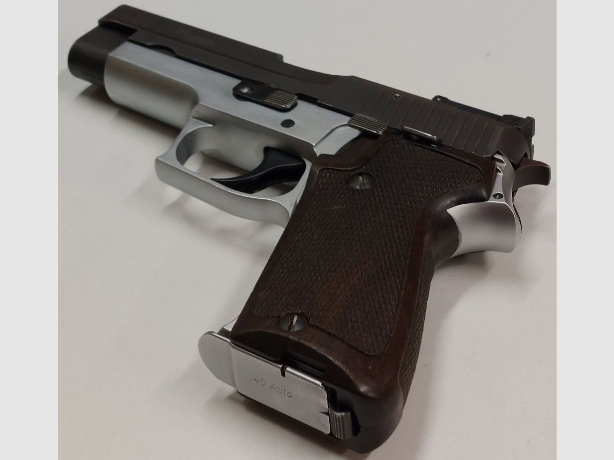 SIG SAUER DEFEKT Halbautom. Pistole SIG SAUER P220 Bicolor Schwarz/Silber im Kaliber .45ACP