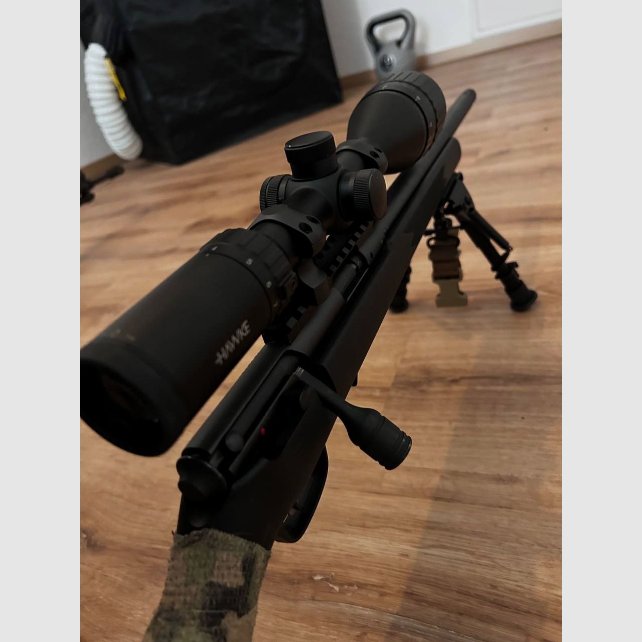 Savage Arms  Repetierbüchse 93R17 FV mit Schalldämpferaufnahme Cal .17 HMR/ Hawke x12 Optik beleuchtetes Absehen (grün/rot) MOA/ Zweibein