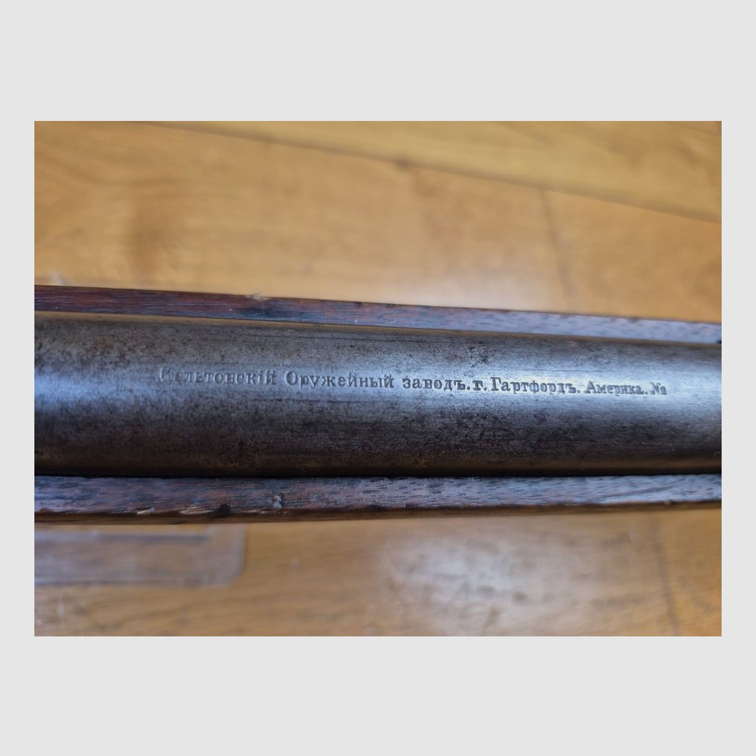 Nieodnaleziony rosyjski karabin regulacyjny Berdan Nr. 1 Model 1868 – Kal. 4,2 Linii – Ekstremalnie rzadkie wyprodukowane przez Colt Hartford w latach 1869/70 – Tylko 30 000 broni – Punkt wyjścia dla całego nowoczesnego uzbrojenia rosyjskiego – Orzechowe drewno TBE – Doskonała nienauszona mechanika – Piękne brązowienie i marmoryzacja w zamku – Wspaniały luf – Doskonały stan ogólny – Jedna z największych rzadkości regulacyjnego uzbrojenia XIX wieku – TBE++!, zdjęcie 26 z 39