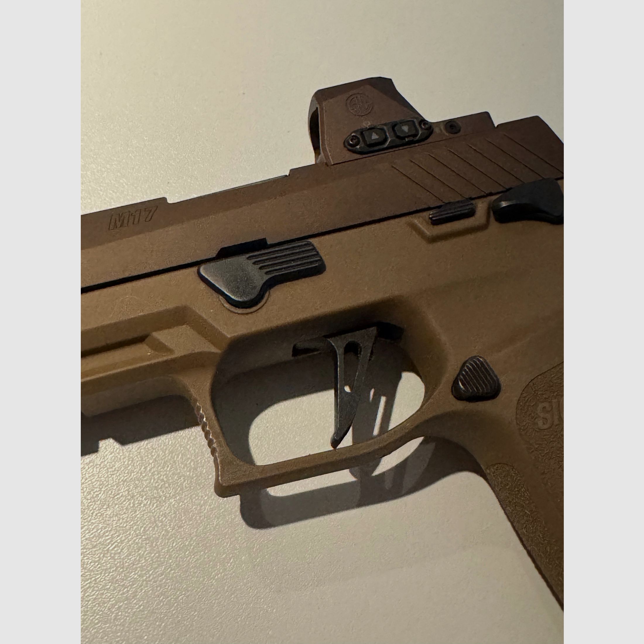 Sig Sauer P320 M17 9mm + Romeo-X FDE + BlackTrident Holster