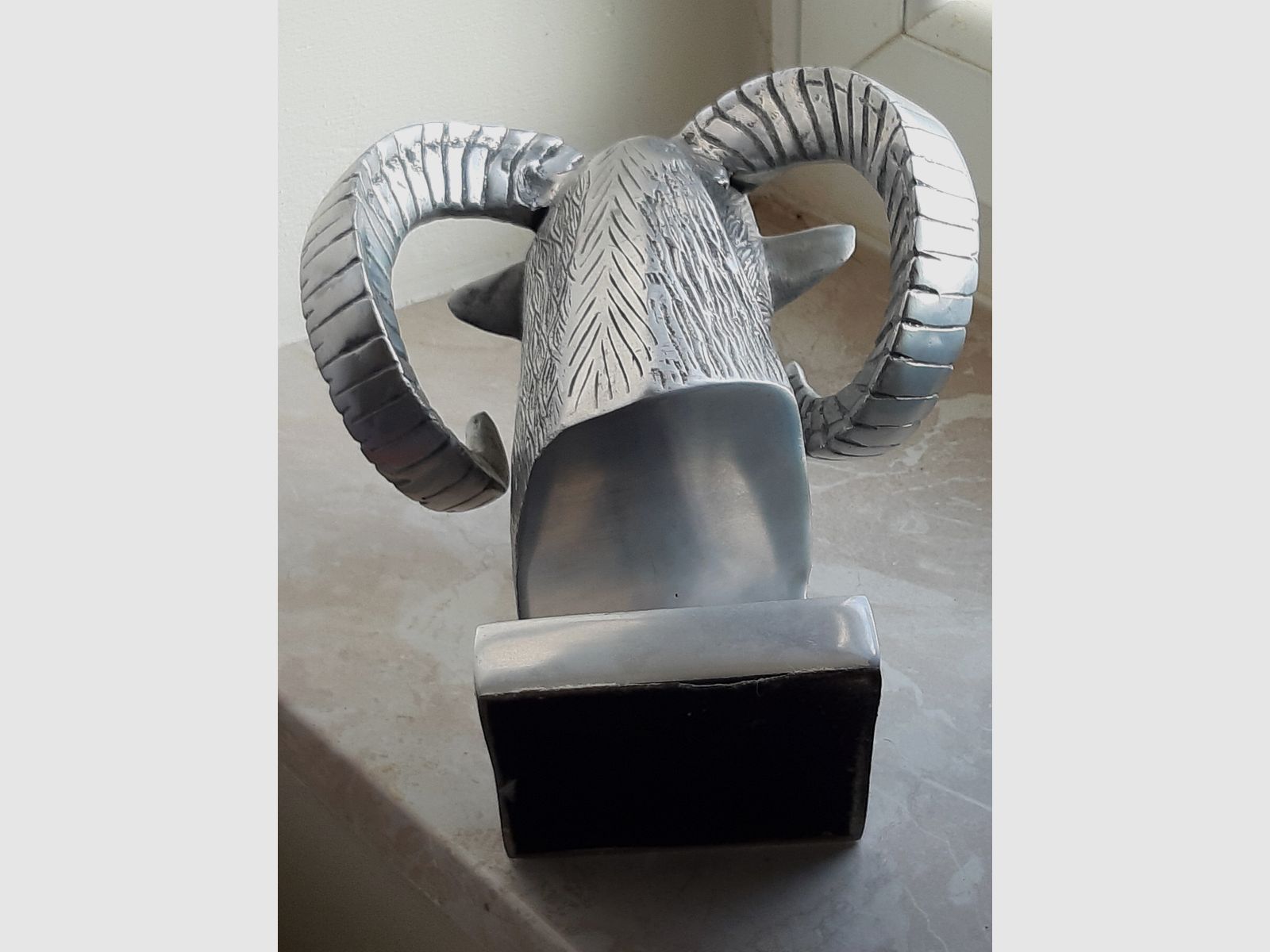 WIEDDERKOPF, bij de eerste aanblik denkt men dat hij gesmeed is, stabiel, trots, elegant en tijdloos mooi.