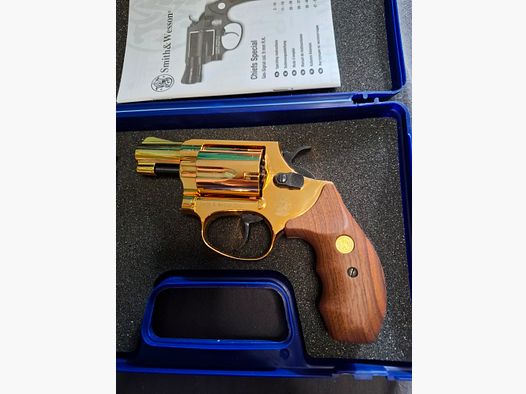 ATTENTION COLLECTORS" Smith & Wesson Chiefs special 24 Karat Gold finish 9mm RK NEW