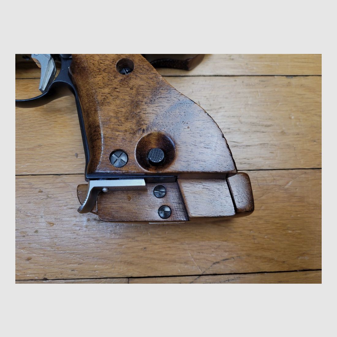 Excellent pistolet Unique modèle DES 69 – cal. 22LR – Contre-poids d&rsquo;origine conforme au modèle – 10 coups – Grande précision – Inusable – Du top Made in France ! TBE ++, image 17 sur 19