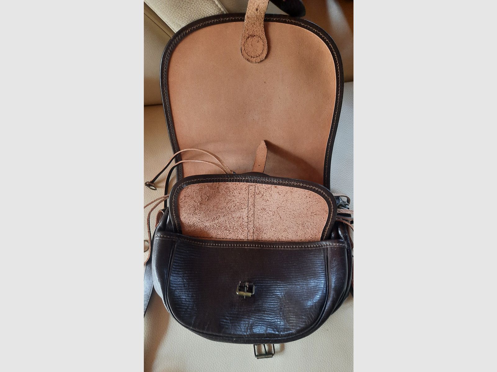 Lederset mit 2 Fernrohrköchern, einer Jagdtasche und einem Patronengurt