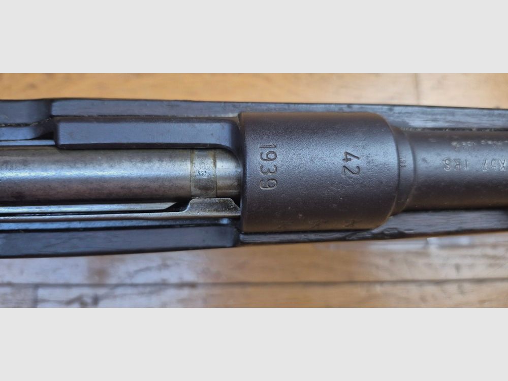 Schöne K98-Regelbüchse – Dritte Reich – Umgerüstet auf 8 x 57 JRS (nicht IS von Anfang) – Code „42' – Herstellung Mauser Oberndorf 1939 – Kein Einzelnummer – Exzellente Mechanik – Schaft und Holz unmarkiert und in TBE – Schöner Lauf mit guten Zügen – Riemen – Schönes Set und gute Waffe 100% aus der Zeit – TBE, Bild 22 von 36