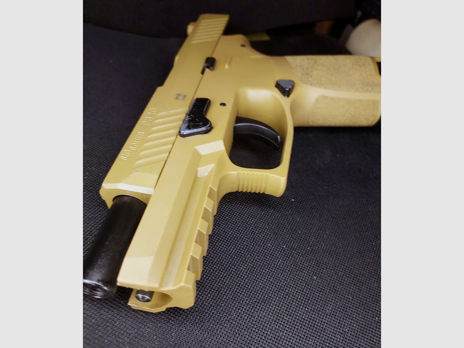 Sig Sauer P320 Schreckschusspistole im Kaliber 9 mm P.A.K. in der Tan / Dark Earth im originalen SIG-Koffer (PTB 1038)