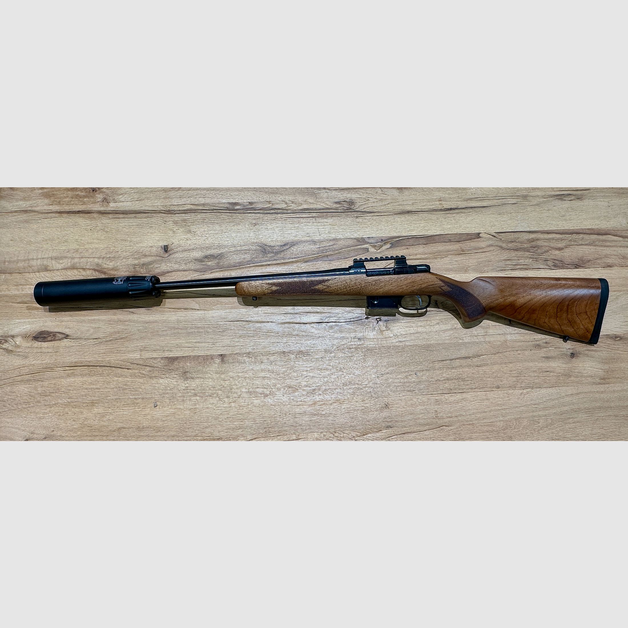 CZ 527 M Karabiner .223Rem. mit Picatinny-Montage & Schalldämpfer