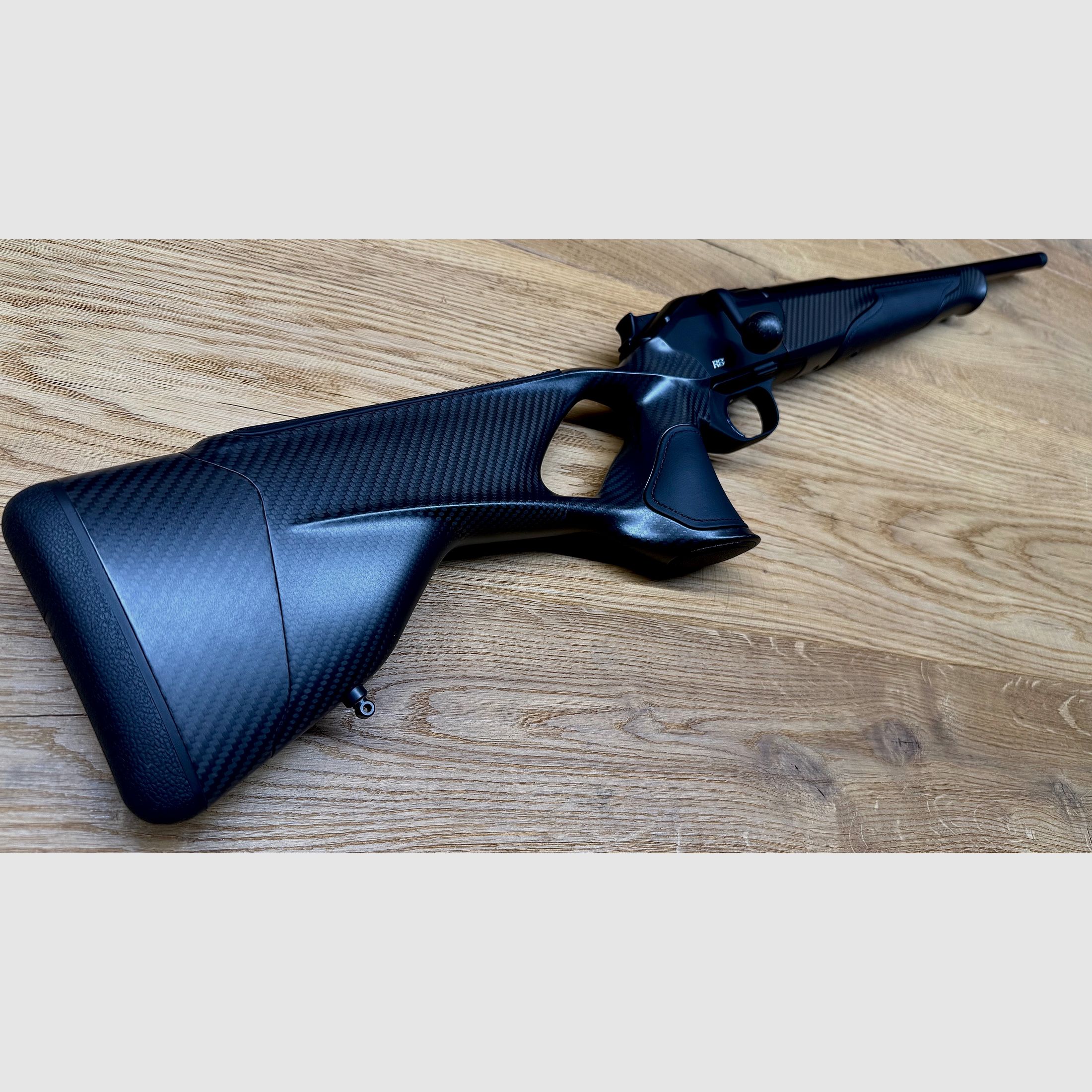 Blaser R8 Carbone Cuir noir / Déclencheur & chambre DLC / Avant en carbone / Logo argent / Poignée de chambre en carbone / Calibre & longueur de canon au choix