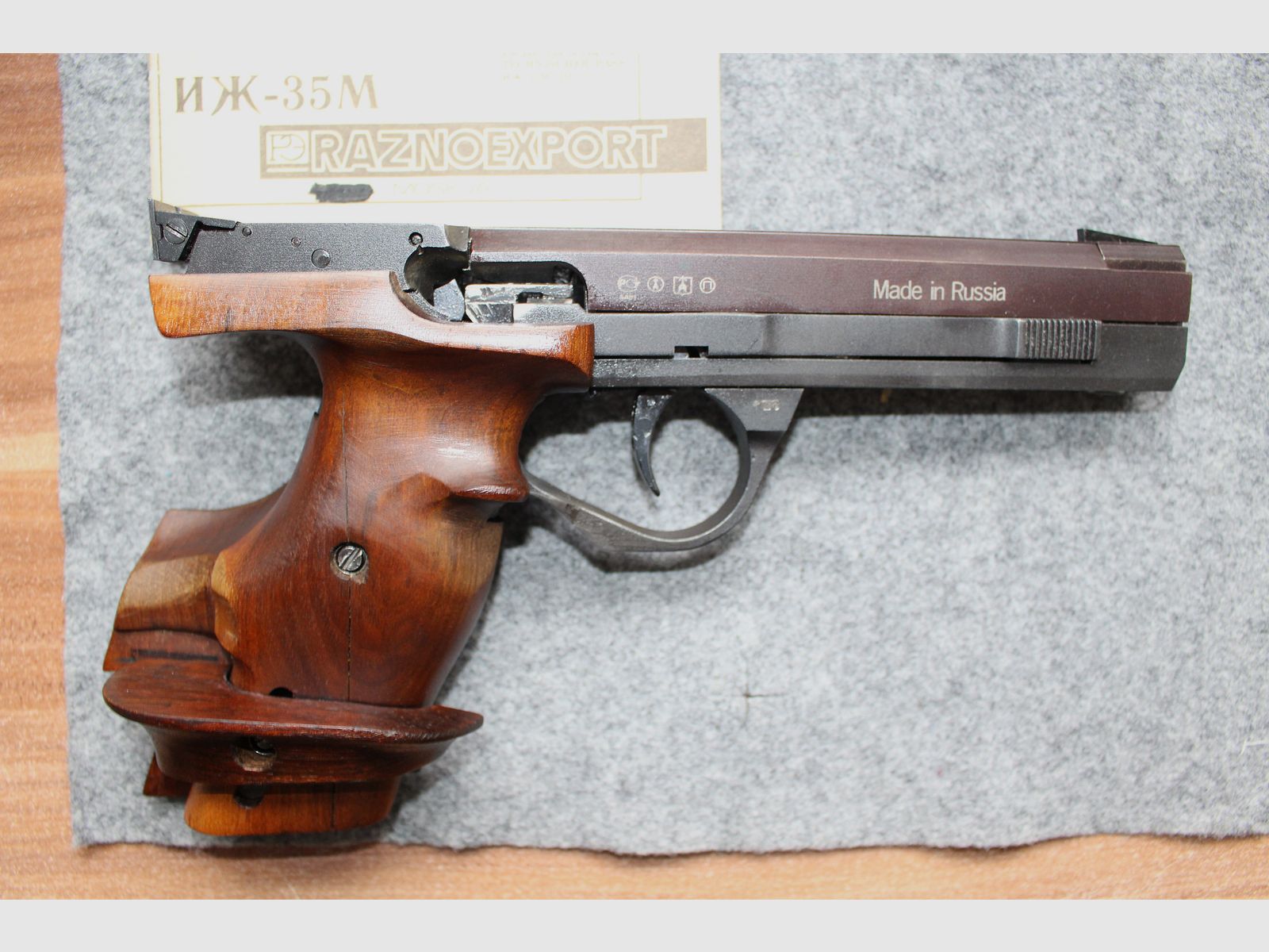 CZ P-09 Kaliber 22 lfb te koop en een sportpistool IZH-35M, als cadeau erbij!
