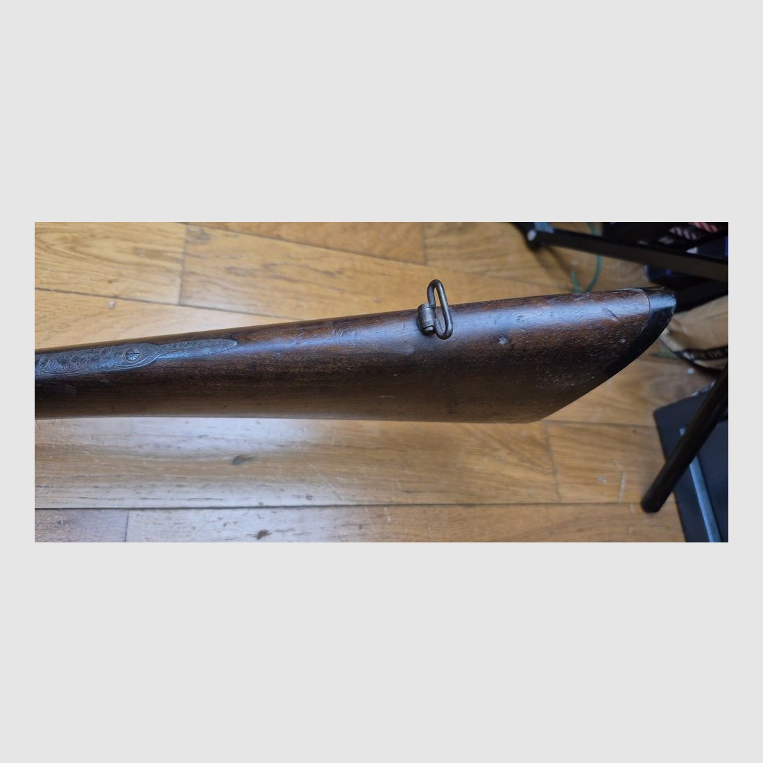 Sehr schönes Seitengewehr – Signiert auf der Laufbande „Maison de l’Inventeur Lefaucheux – 37 rue Vivienne in Paris“ – Wunderschöne Damaschusläufe – Kal. 16 – Brünierung bei 85% – Wunderschöne Gravuren an Beschlägen und Teilen – Alle Schrauben guillochiert – Schaftplatte aus Ebenholz – Sehr schönes rotes Nussbaumholz – Ausgezeichneter mechanischer Zustand – Kein Spiel – Läufe innen noch sehr sauber trotz alter Oxidation – Und ein „ECHTER“ Lefaucheux! – Waffe in TBE insgesamt – TBE, Bild 10 von 47