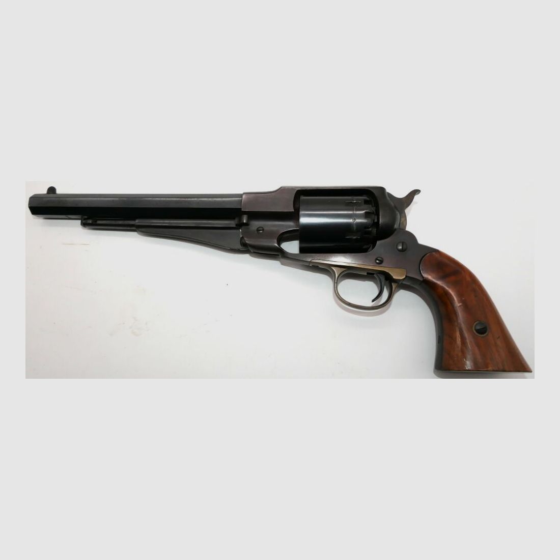 Revólver de percusión Hege Uberti Modelo 1858 Nuevo Ejército, calibre .44, cañón de 8 pulgadas.