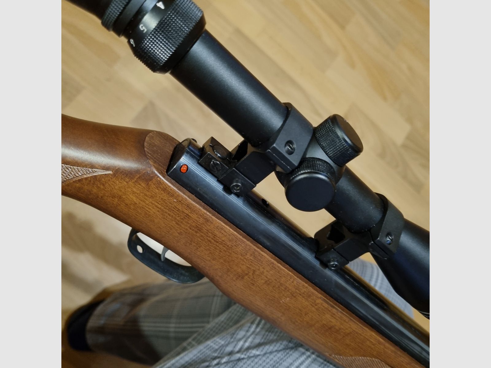 Incenso HW 57, con ottica Röhm 3-9x40, calcio in legno di faggio