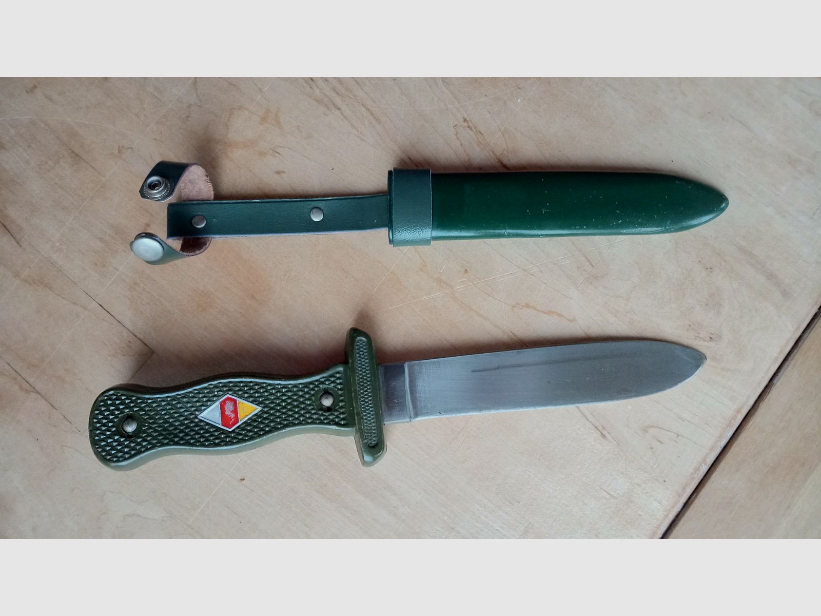 Couteau de randonnée original de Hubertus Solingen de la guerre froide, modèle de couteau de combat de la Bundeswehr et visuellement inspiré du couteau de randonnée HJ